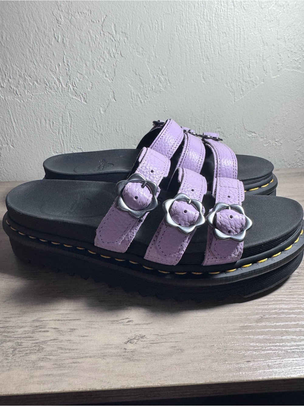 NEW Dr. Martens Blaire Flower Buckle Milled Nappa Slide Sandals in Lilac Sz 9 W - Picture 5 of 11